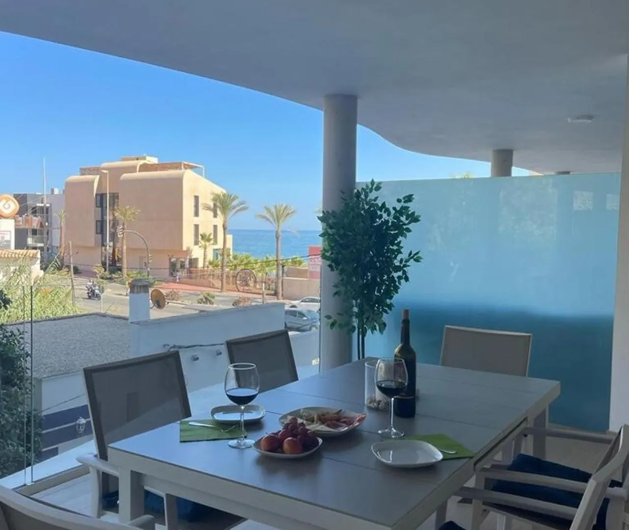 First Line Beach Apartment With Sea View联系方式